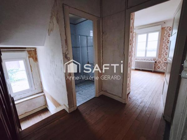 Maison de bourg avec terrasse, atelier et parking