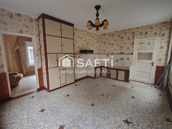 Maison de bourg avec terrasse, atelier et parking