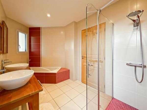 Maison contemporaine - au calme d'une impasse en centre-ville