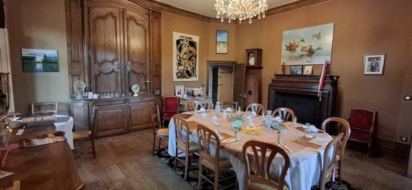 Splendide Château Médiéval Classé - Château se distingue par son élégance sur un domaine d’environ 13 hectares mêlant bois, prairies.