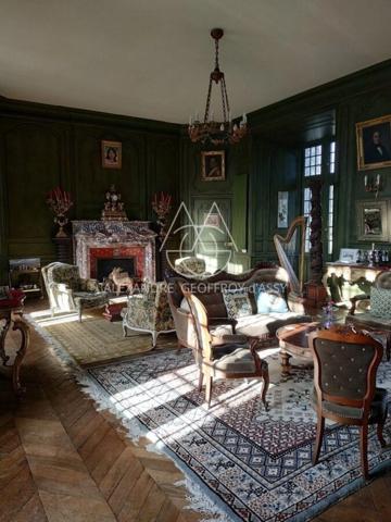 Splendide Château Médiéval Classé - Château se distingue par son élégance sur un domaine d’environ 13 hectares mêlant bois, prairies.