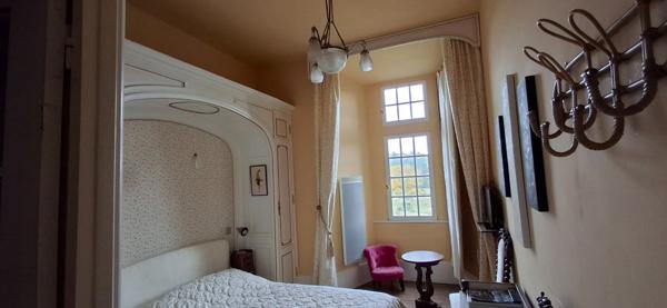 Splendide Château Médiéval Classé - Château se distingue par son élégance sur un domaine d’environ 13 hectares mêlant bois, prairies.