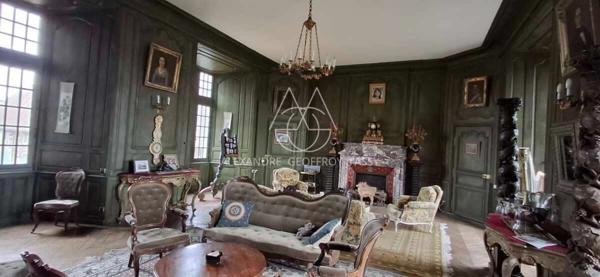 Splendide Château Médiéval Classé - Château se distingue par son élégance sur un domaine d’environ 13 hectares mêlant bois, prairies.