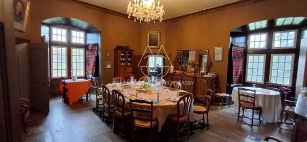 Splendide Château Médiéval Classé - Château se distingue par son élégance sur un domaine d’environ 13 hectares mêlant bois, prairies.