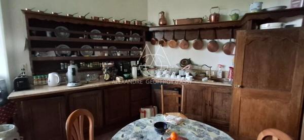 Splendide Château Médiéval Classé - Château se distingue par son élégance sur un domaine d’environ 13 hectares mêlant bois, prairies.