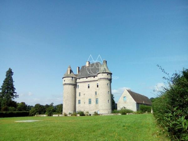 Splendide Château Médiéval Classé - Château se distingue par son élégance sur un domaine d’environ 13 hectares mêlant bois, prairies.