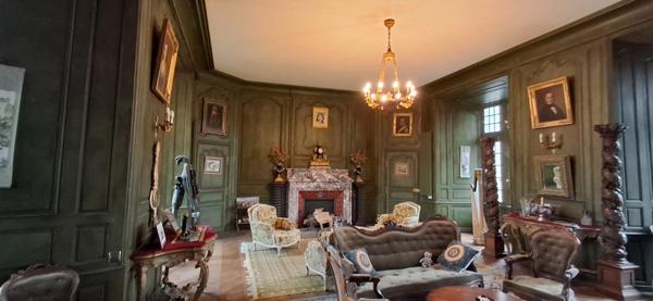 Splendide Château Médiéval Classé - Château se distingue par son élégance sur un domaine d’environ 13 hectares mêlant bois, prairies.