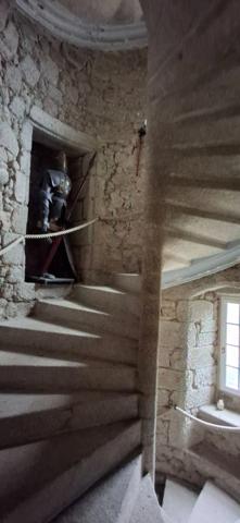 Splendide Château Médiéval Classé - Château se distingue par son élégance sur un domaine d’environ 13 hectares mêlant bois, prairies.