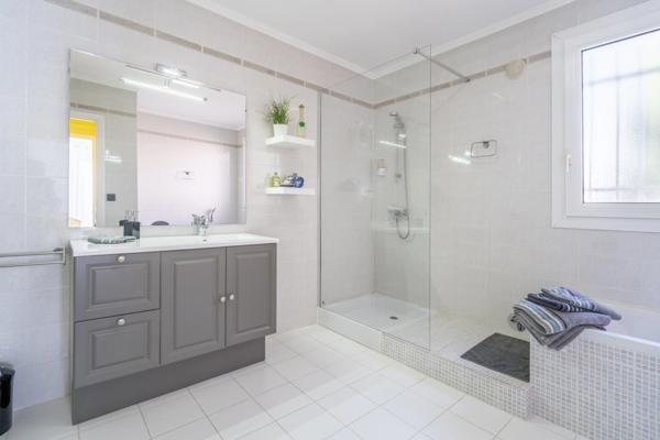 Dpt Aude (11), à vendre NARBONNE maison P7 de 232 m² - Terrain de 1 065,00 m²