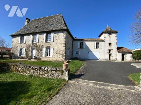 AURILLAC, sur 2831 m² de terrain, maison en pierre avec dépendances comprenant :
- rez-de-chau...