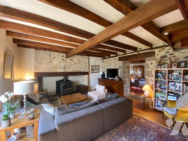 AURILLAC, sur 2831 m² de terrain, maison en pierre avec dépendances comprenant :
- rez-de-chau...