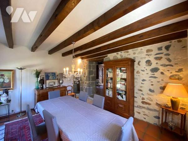 AURILLAC, sur 2831 m² de terrain, maison en pierre avec dépendances comprenant :
- rez-de-chau...