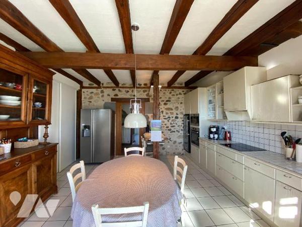 AURILLAC, sur 2831 m² de terrain, maison en pierre avec dépendances comprenant :
- rez-de-chau...
