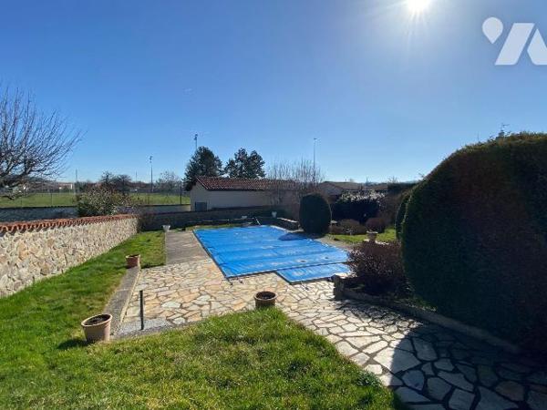 AURILLAC, sur 2831 m² de terrain, maison en pierre avec dépendances comprenant :
- rez-de-chau...