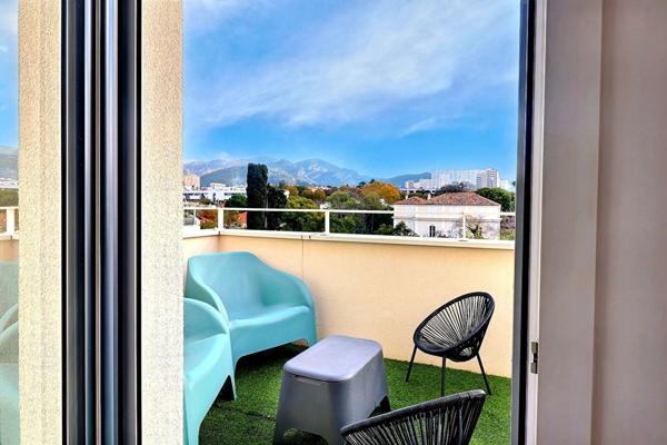 Rare à la vente : Magnifique T4 en rooftop avec 55 m2 d'extérieur secteur Michelet proche St Anne