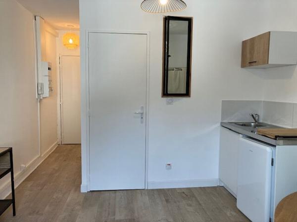 RUE ST JACQUES -T1BiS MEUBLE -dispo le 25/04