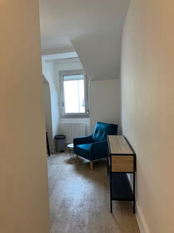 RUE ST JACQUES -T1BiS MEUBLE -dispo le 25/04