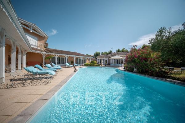 Bassin d’Arcachon – Propriété de 426m² avec gîtes et piscine