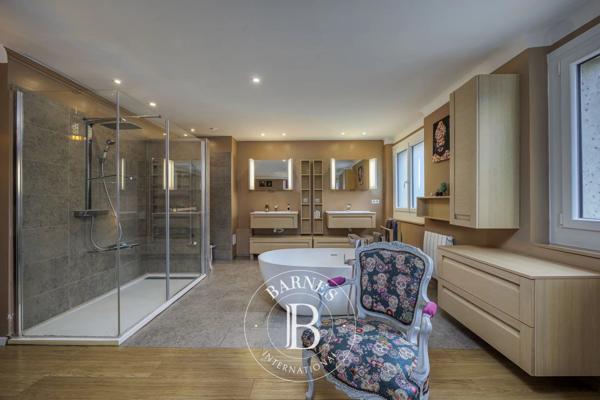 Saint-Genis-Pouilly, Propriété  341 m² à vendre
