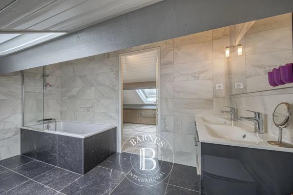 Saint-Genis-Pouilly, Propriété  341 m² à vendre