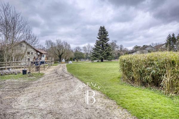 Saint-Genis-Pouilly, Propriété  341 m² à vendre
