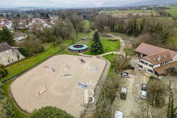 Saint-Genis-Pouilly, Propriété  341 m² à vendre