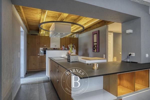 Saint-Genis-Pouilly, Propriété  341 m² à vendre