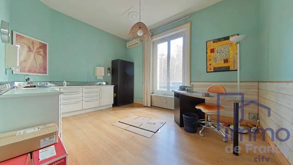 Appartement T3 à rénover  un beau potentiel sur la place Ja