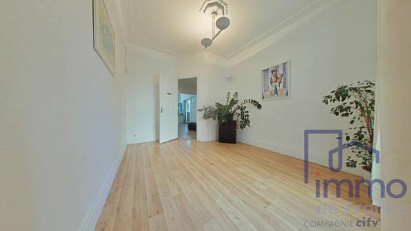 Appartement T3 à rénover  un beau potentiel sur la place Ja