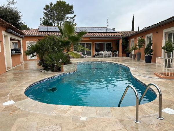 Flassans-sur-Issole (83340) MAISON 6 PIECES 200 M2 ENV. PISCINE + ANNEXE AMENAGEE