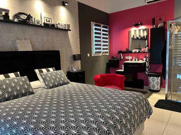 Flassans-sur-Issole (83340) MAISON 6 PIECES 200 M2 ENV. PISCINE + ANNEXE AMENAGEE