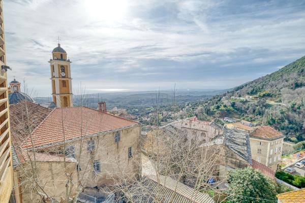 À vendre ensemble immobilier avec garage en plein coeur du village de Cervione