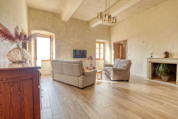 À vendre ensemble immobilier avec garage en plein coeur du village de Cervione