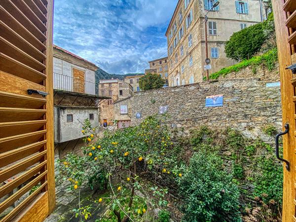 À vendre ensemble immobilier avec garage en plein coeur du village de Cervione