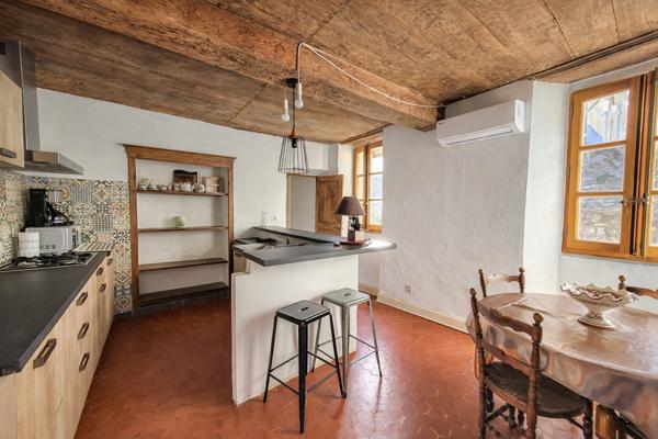 À vendre ensemble immobilier avec garage en plein coeur du village de Cervione