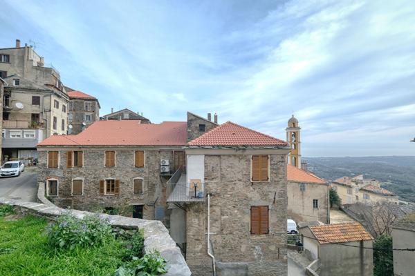 À vendre ensemble immobilier avec garage en plein coeur du village de Cervione