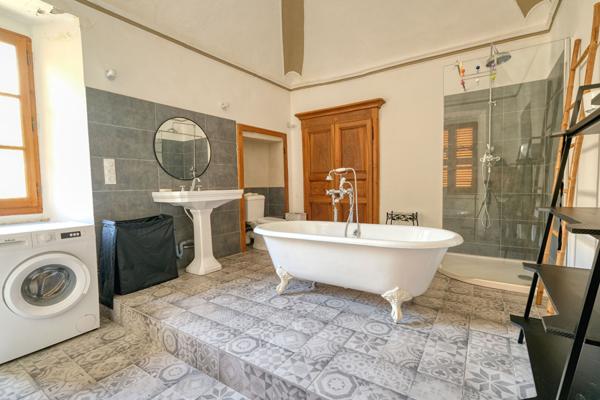 À vendre ensemble immobilier avec garage en plein coeur du village de Cervione