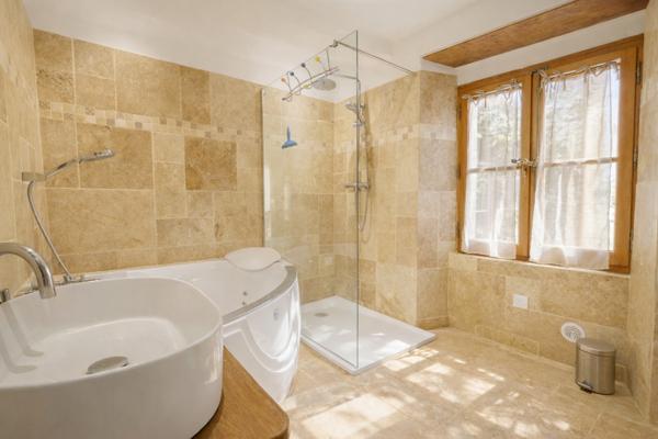 À vendre ensemble immobilier avec garage en plein coeur du village de Cervione