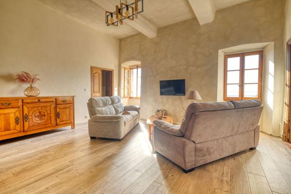 À vendre ensemble immobilier avec garage en plein coeur du village de Cervione