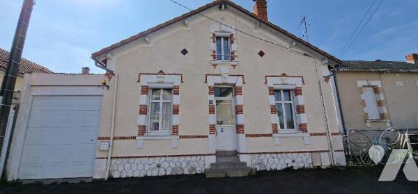 Maison à vendre à Thouars (79100) en Deux-Sèvres (79)

À vendre, maison située à Thouars, cod...