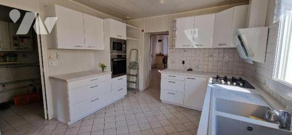 Maison à vendre à Thouars (79100) en Deux-Sèvres (79)

À vendre, maison située à Thouars, cod...
