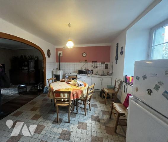 Maison d'habitation comprenant : une entrée,cuisine, salon/séjour, bureau, appentis. A l'etage:...