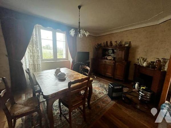 Maison d'habitation comprenant : une entrée,cuisine, salon/séjour, bureau, appentis. A l'etage:...