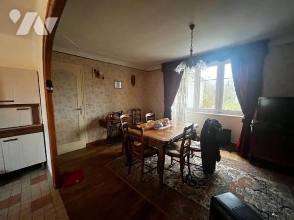 Maison d'habitation comprenant : une entrée,cuisine, salon/séjour, bureau, appentis. A l'etage:...