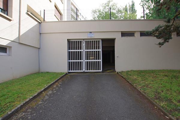 A louer Box fermé  / garage sécurisé