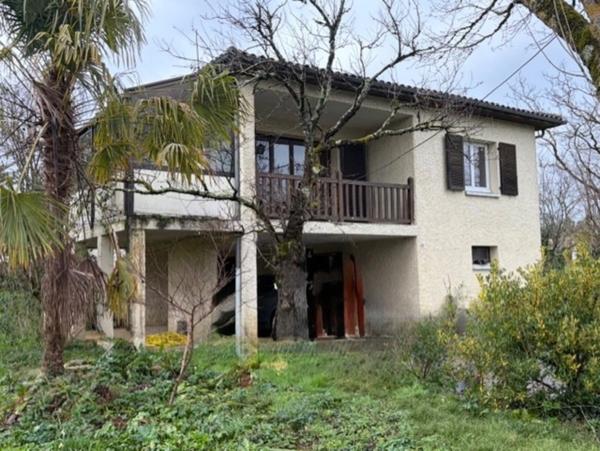 MIRANDE(32): MAISON TRADITIONNELLE 1975, 4 chambres, AU CALME, piscine couverte, 3000m2 terrain, impasse