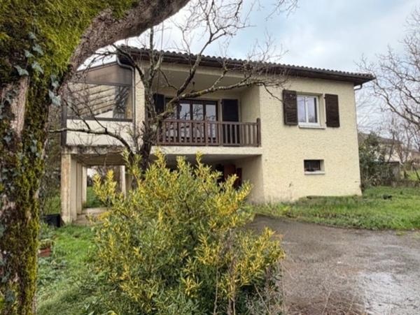 MIRANDE(32): MAISON TRADITIONNELLE 1975, 4 chambres, AU CALME, piscine couverte, 3000m2 terrain, impasse