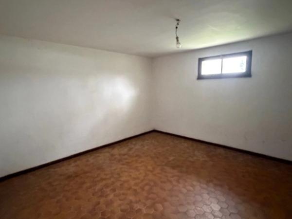 MIRANDE(32): MAISON TRADITIONNELLE 1975, 4 chambres, AU CALME, piscine couverte, 3000m2 terrain, impasse