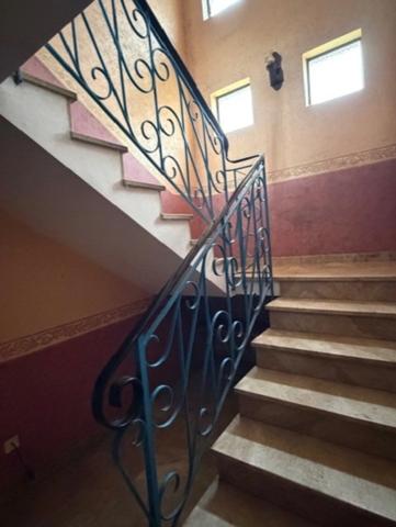 MIRANDE(32): MAISON TRADITIONNELLE 1975, 4 chambres, AU CALME, piscine couverte, 3000m2 terrain, impasse