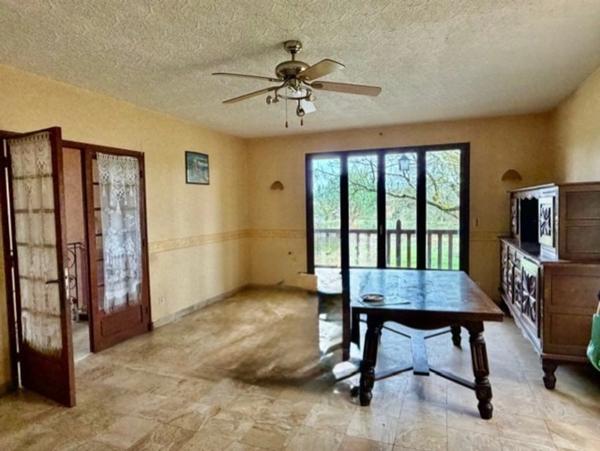 MIRANDE(32): MAISON TRADITIONNELLE 1975, 4 chambres, AU CALME, piscine couverte, 3000m2 terrain, impasse